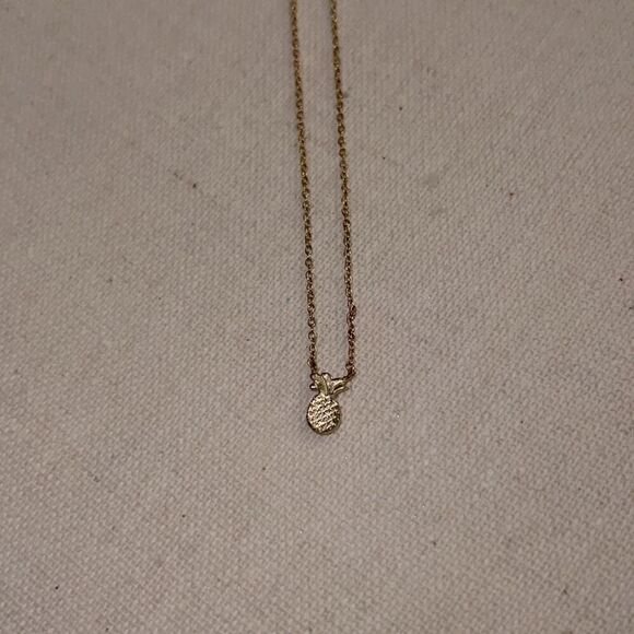 Gold finished pineapple necklace - Picture 5 of 7